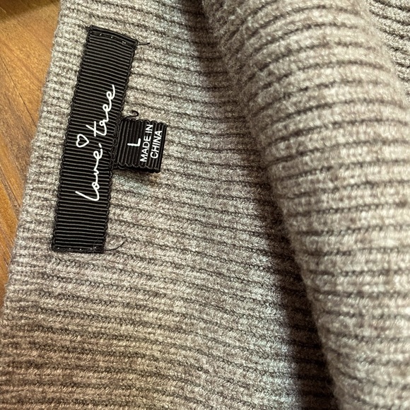 Like new 10/10 condition sweater - Picture 3 of 10